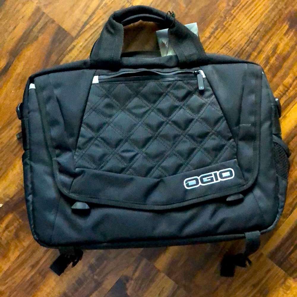 0G10 17 inch laptop case- NWT